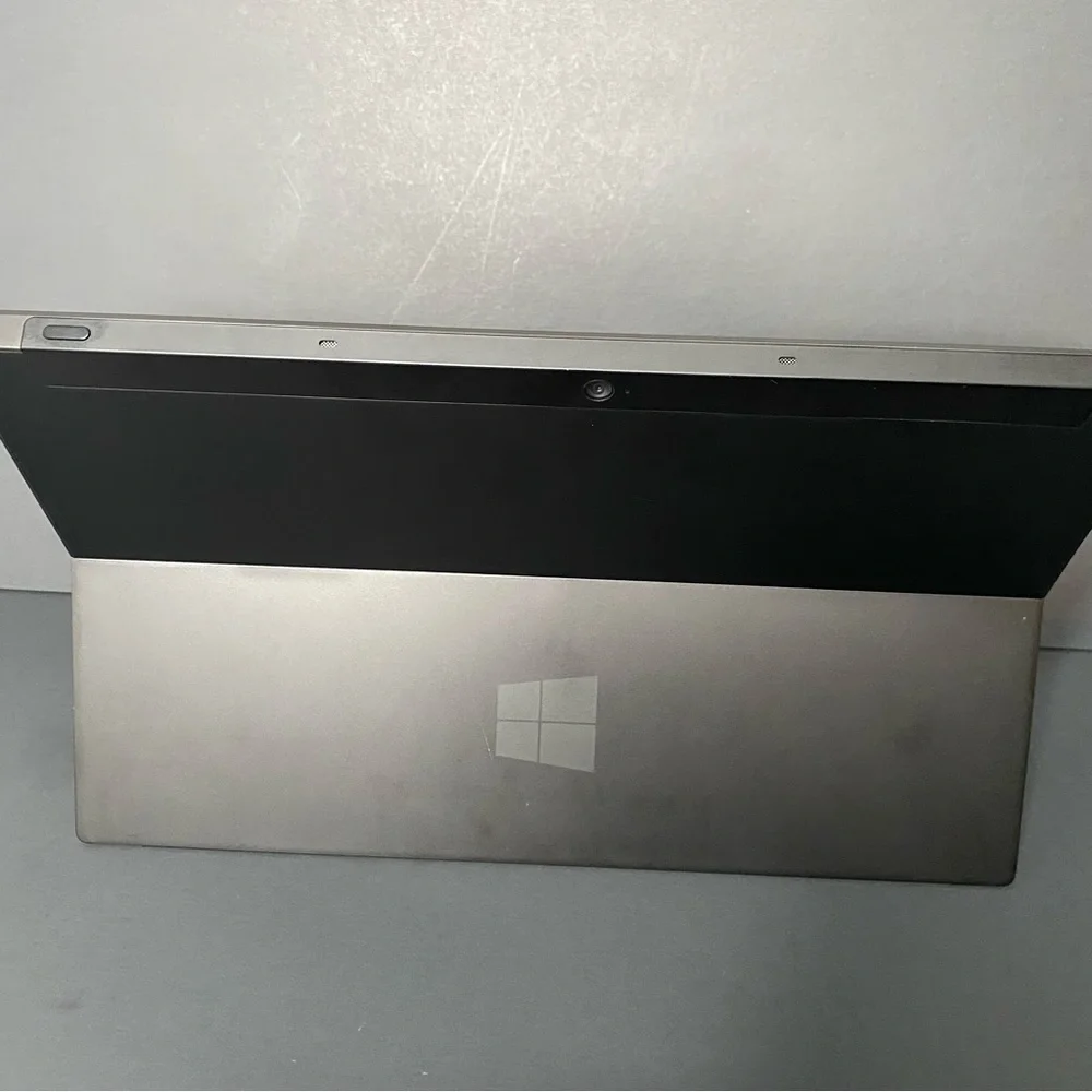 10.6 Microsoft Surface RT 1516 Touch Tablet 32GB W. Black Keyboard/ Charger -EUC